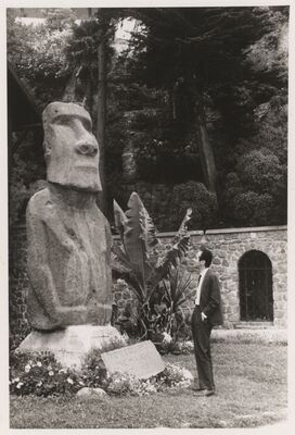 [Vladimir Herzog observando estátua Moai no Chile]